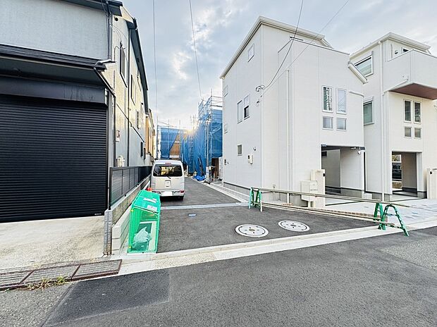 【ブランピュール東山田　2期　2025.09.29撮影】道路：3号棟南側・4号棟南東側・5号棟東側約4.5ｍ位置指定道路／西側９ｍ道路　設備：東京電力・都市ガス・公営水道・本下水　販売戸数：全5棟のうち3棟（今回販売2期3棟）