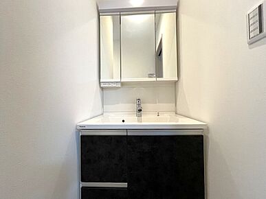 ゆとりの洗面スペースで朝の身支度も快適スムーズに。髪の毛のセットやメイクもストレスなくこなせ、朝から気分良く通勤通学に向かえそうですね！脇には収納棚も。 