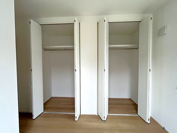 【クローゼット】美しく整った「片付く」収納は心にもゆとりが生まれます。大型クローゼットを設置、衣類などをすっきりと収納。高さもあるのでコート類などの収納に大変重宝します。たっぷりの収納スペースで快適に暮らせそうです。物が多いご家庭にはうれしい、収納を豊富に配置した間取です。たくさんの荷物を収納できるプランは、定評があり人気。