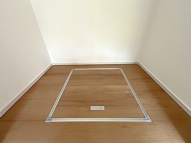 【床下収納】隠れた場所に収納することで家の中を広く見せられるのは、最大のメリットです。シロアリ点検、水漏れや土台のひび割れチェックの際も、収納庫をまるごと取り外すことで、スムーズに床下を点検が可能に。