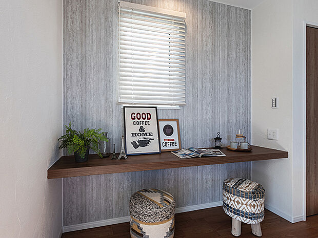 働き方改革やライフスタイルの多様化、在宅勤務が浸透し始めた社会では、「住まい」の重要性は増し、進化を求められています。これからの住宅は、快適な生活だけでなく快適に働くための環境を兼ね備えた「住まい」でなくてはなりません。TAKI HOUSEでは、在宅ワークに使えるテレワークスペースを積極的に取り入れています。カウンタータイプになっているので、心地の良い椅子を置いてリモート会議や資料を揃えての作業に適しています。また、書斎や趣味のスペースとして利用するほか、お子様の学習スペースとしてのご利用にも。