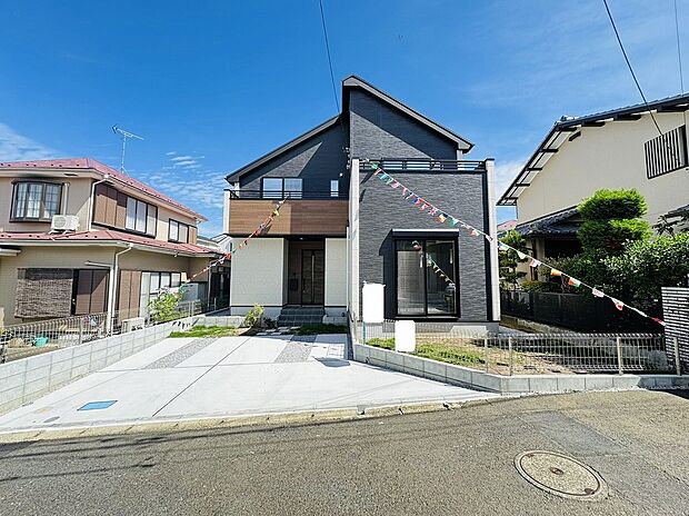 【駐車スペース】【駐車スペース】駐車場代がかからないのがお財布にやさしいですね。車をお持ちでなくてもバイク、自転車置き場、パーソナルスペースとしてもご活用いただけます。