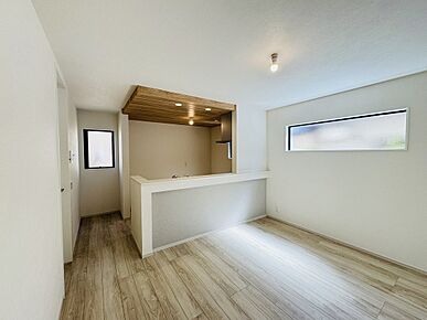 居心地の良いダイニングは、食事の時間を豊かにし、家族や友人との時間をさらに特別なものにします。リビングとダイニングを融合させることで、多彩な生活シーンに対応。ゆとりある寛ぎ空間を生み出します。 