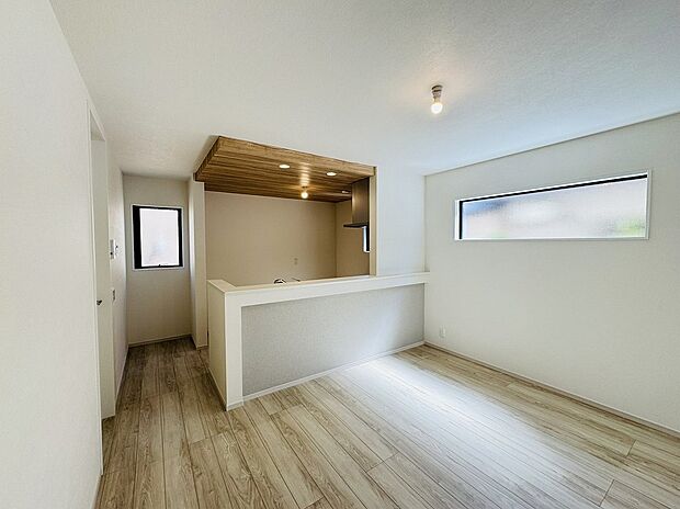 【-】居心地の良いダイニングは、食事の時間を豊かにし、家族や友人との時間をさらに特別なものにします。リビングとダイニングを融合させることで、多彩な生活シーンに対応。ゆとりある寛ぎ空間を生み出します。