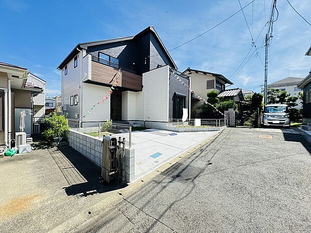 【外観】前面道路は交通量が少なく駐車がしやすいのみならず、お子さんの急な道路への飛び出しの心配も少なくなります。