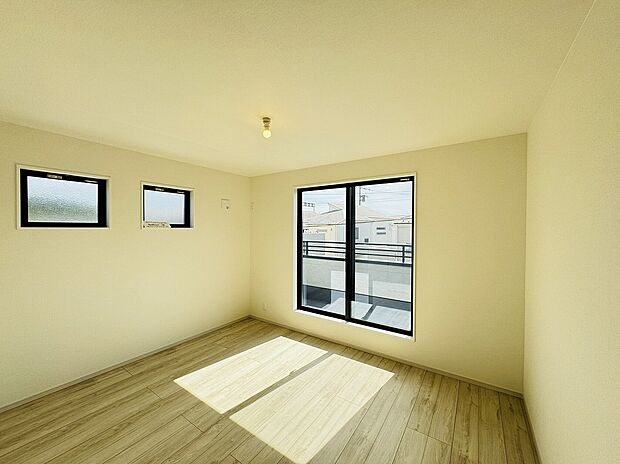 【1号棟洋室】1日の疲れを癒し、心地よく寛げるよう十分な広さを確保しています。プライベートタイムをより優雅に穏やかに…。落ち着いた雰囲気を紡ぎます。