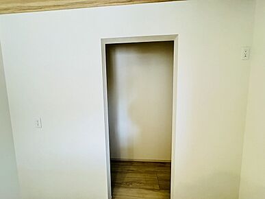 キッチン後ろに設置された使い勝手のよい大型パントリー。コストコやOKでまとめ買いしても、このパントリーがあれば食品の在庫も一目で分かりやすく取り出しもスムーズ。調理器具までスッキリ収まります。 