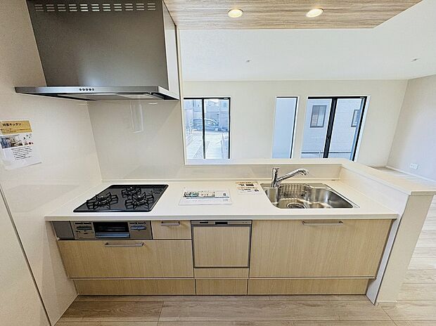 【2号棟キッチン】キッチンからリビングを見渡せるので、お子様を安心して遊ばせながら家事ができますね！リビング学習をするお子様にも声がかけやすい自然な距離感です。