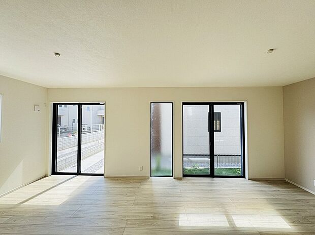 【2号棟LDK】大きな窓からは快適な光を取り入れ、通気性能を上げる事で居心地の良い空間を演出します。多くの時間を過ごす住まいだからこそ、いつも快適な場所であるように心掛けています。