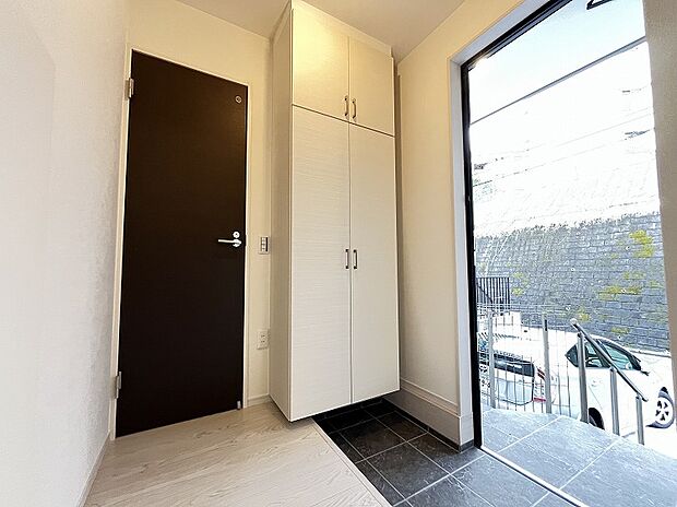 【玄関】「ただいま」と「おかえり」が行き交う場所。居住者の帰り、訪れる方を優しく迎える・安らぎに満ちた生活空間を予感させる。健やかな暮らしを楽しめそうです。収納中段の空間には絵や花を飾ってみては。