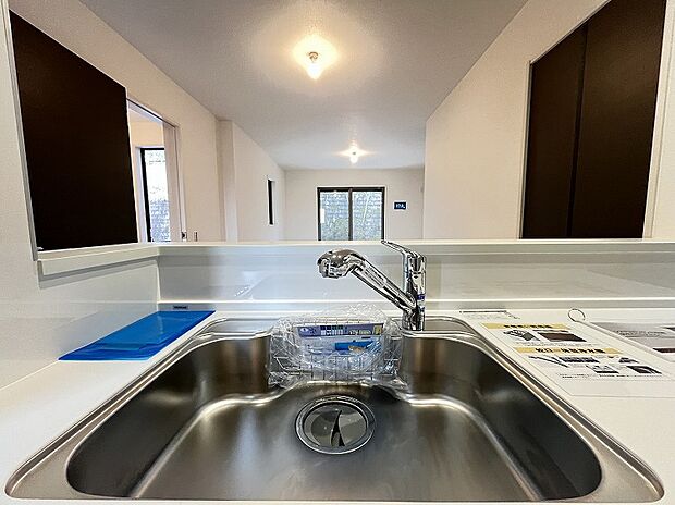 【浄水器】キッチンには浄水器を標準装備。最近は水を飲むという場面以外にも料理で使用したり、野菜を洗う場合もキレイな水で洗いたいという人が増えてきています。