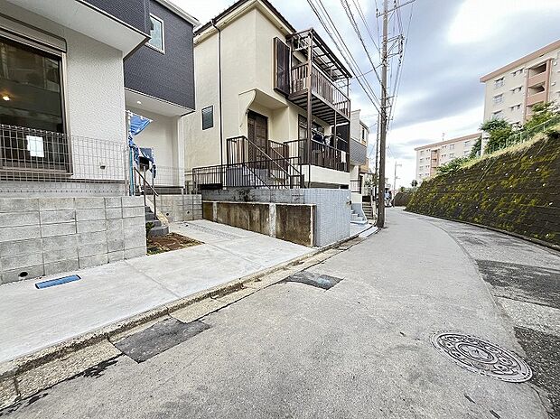 【外観】前面道路は交通量が少なく駐車がしやすいのみならず、お子さんの急な道路への飛び出しの心配も少なくなります。