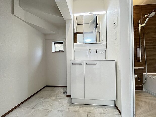 【洗面所】鏡付き洗面台。洗面スペースはクリーンな明るいホワイトが印象的。朝の身支度も快適スムーズに。髪のセットやメイクもストレスなくこなせ、朝から気分良く通勤通学に向かえそうですね！