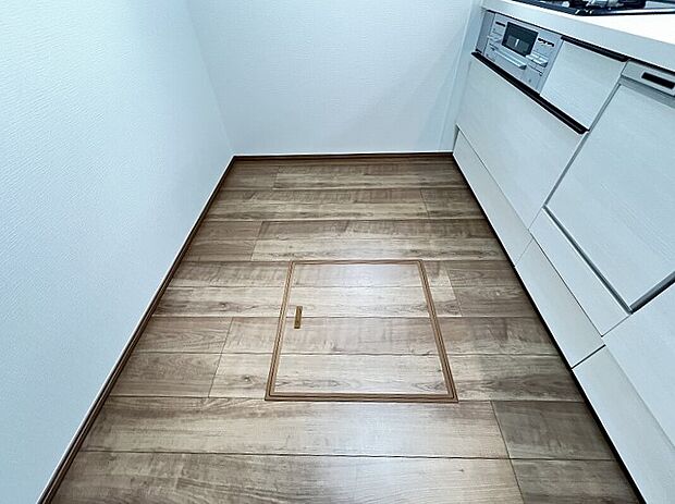 【床下収納庫】食材・調味料のストックとして、床下の点検口を兼ねた収納庫。あるとないのとでは、キッチン周りのスッキリ具合が変わります。