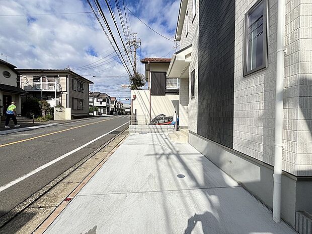【駐車スペース】【駐車スペース】駐車場代がかからないのがお財布にやさしいですね。車をお持ちでなくてもバイク、自転車置き場、パーソナルスペースとしてもご活用いただけます。
