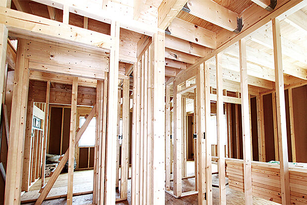 【TAKIHOUSE■建物は独自に進化させたハイブリッド2×4】床・壁・天井を「面」で支えるため地震や風に強く、隙間ができにくいので気密性や断熱性にも優れた「2×4工法」。
当社では、さらに外壁パネルに構造用パーティクルボード材を、床にはねじれやゆがみが出にくい「剛床工法」を採用することで、耐震性・耐火性・耐水性をUP。
どんな“もしも”においても快適な住まいが守れるよう改良を重ねています。工法・材質にもこだわりを気密性が高く火が燃え広がりにくい2×4工法。壁内部には石こうボード、断熱材は不燃性のグラスウールを使用し、防火力を高めています。