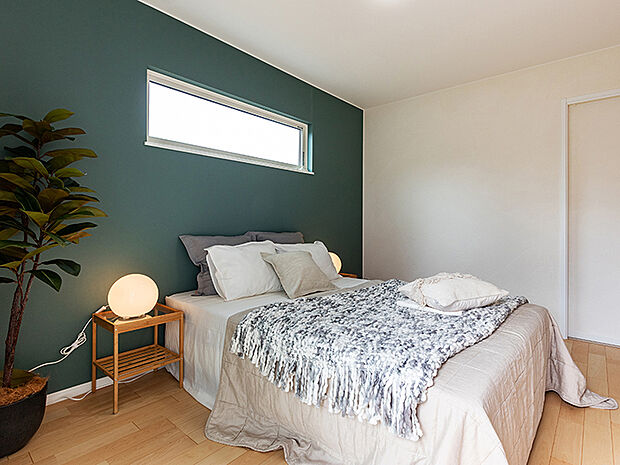 【主寝室　（施工例）】室内の一部、一面のみカラーのアクセントクロスを採用しています。お部屋ごとに印象が変わり、普段の生活に変化を与えてくれる、お洒落な工夫です。カーテンを選ぶのが楽しくなりますね