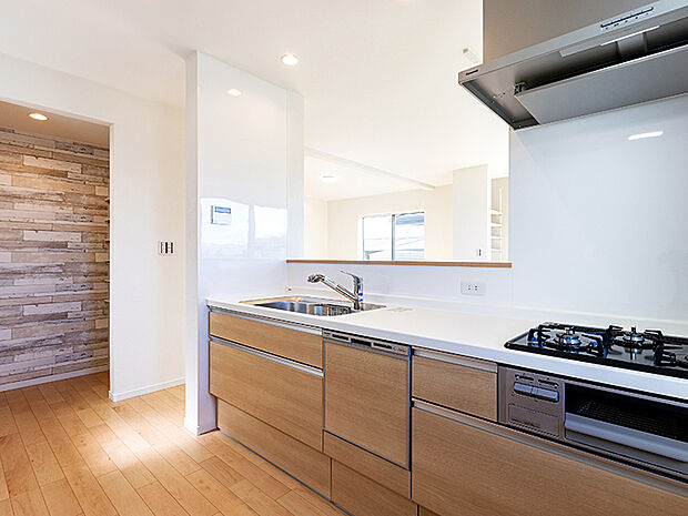 【キッチン（施工例）】リビングにいる家族とコミュニケーションがとりやすい、人気のオープンキッチンを採用。小さなお子さんがリビングにいても目が届くので安心。来客時には会話を楽しみながらお茶の準備ができます。