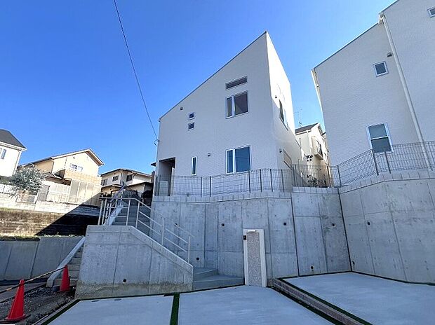 【現地写真（2025.11.29撮影）】心地よく住むためのノウハウとアイデアを、デザインのプロが監修。暮らしやすさにお洒落かわいいデザインをプラスした“自然素材の優しい家。ご見学や資料請求等、お気軽にお問合せ下さい！0120-938-226