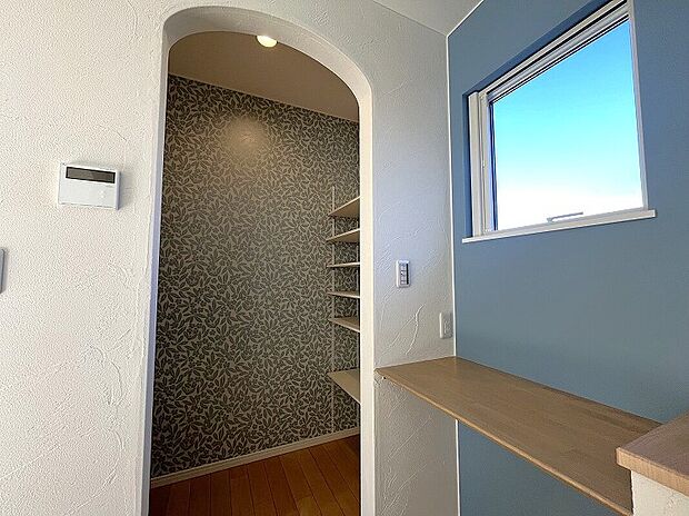 【カウンター　2号棟キッチン内】キッチンエリアに設置された一角。小さなカウンターはタブレットやＰＣでレシピを検索したり、でき上がった料理をインスタにアップしたり…。そばにちょっとした作業ができるフリースペースです。簡易的なテレワークスペースとしての利用も可能です。キッチンがより楽しく快適な場所になりそうですね。システムキッチンには食洗機と浄水器が標準装備。まとめ買いをしてもキッチン横に設置したパントリーに隣接しており、ちょっと物を置くにも便利です。