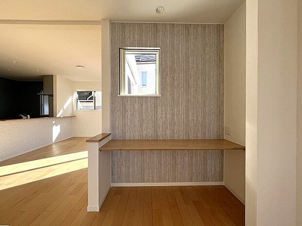 【テレワークスペース　2号棟】働き方改革やライフスタイルの多様化、在宅勤務が浸透し始めた社会では、「住まい」の重要性は増し、進化を求められています。これからの住宅は、快適な生活だけでなく快適に働くための環境を兼ね備えた「住まい」でなくてはなりません。TAKI HOUSEでは、在宅ワークに使えるテレワークスペースを積極的に取り入れています。カウンタータイプになっているので、心地の良い椅子を置いてリモート会議や資料を揃えての作業に適しています。また、書斎や趣味のスペースとして利用するほか、お子様の学習スペースとしてのご利用にも。