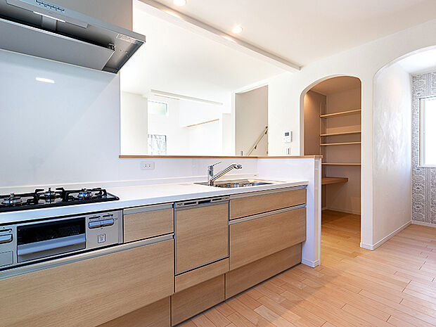 【-】毎日のお料理をもっとラクに、楽しくこなせる、パナソニックの「ラクシーナ」シリーズ。シンクは清潔感のあるベーシックなステンレスタイプで、汚れにくく傷がつきにくい素材を使用し、キレイが長持ち。シンクとカウンターの間は段差を少なくした形状で、お手入れがしやすいスキマレス。汚れがたまりにくい排水口と、ゴミが集めやすく捨てやすいアミカゴを搭載し、洗剤ラックも標準装備。レンジフードは常時換気機能が付いています。調理器具の使用頻度などが考慮された、取り出しやすいオールスライド式のシステムキッチンです。