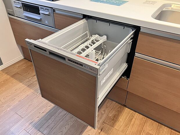 スマートなビルトインタイプ。洗浄から乾燥までワンタッチでできる食器洗い乾燥機を標準装備。PANASONICの「エコナビ」は、従来の「汚れセンサー」と「食器量センサー」に加え「室温センサー」を搭載し、ヒーターの加熱時間を最適化するなど、さらに進化して快適に。家事の時間を短縮し、優れた節水・節電効果で省エネ性もアップしています。ネイルや手先を守ってくれる優秀家電。肌の弱い方でも安心ですね。高温度で洗うので油汚れもしっかり落とせます。
