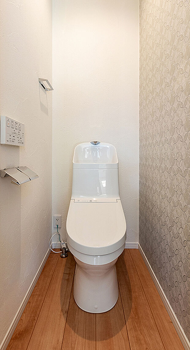 トイレはTOTOのウォシュレット一体型便器手洗い付を採用。お手入れが楽々なフチなしトイレです。環境とお財布にやさしい節水タイプ。壁リモコン付き。
大人からお子様まで使いやすい高さの「深ひろボウル」と、キレイを保てる嬉しい仕様で、陶器表面は凹凸を100万分の1mmのナノレベルでつるつるに仕上げているおり、汚れが付きにくく落ちやすいというのが特長の「セフィオンテクト」加工がされています。