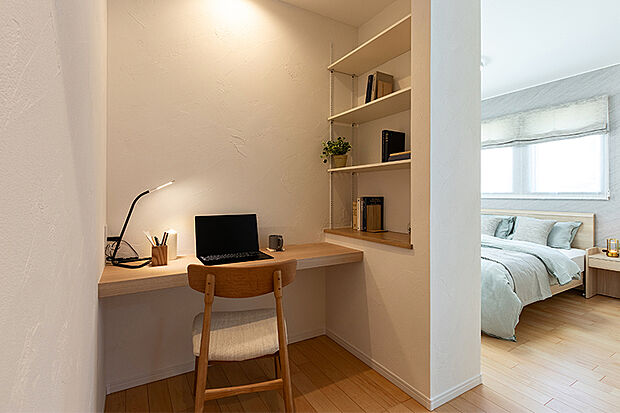 【テレワークスペース（施工例）】お気に入りの椅子を置き、リモート会議や資料を揃えての作業に適しています。働き方改革やライフスタイルの多様化、在宅勤務が浸透し始めた社会に対応。もちろん、お子様の勉強机にもなるのでリビング学習にも。
