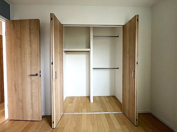 【-】各居室に設えたクローゼットは、棚やハンガーパイプが付いた使いやすい設計。ワードローブをスッキリ収納できます。普段使わない季節用品やトランクなど、大きなものもラクラク収納できます。収納扉が横へスライドするので、ぜひ現地で確かめてみて下さい。
