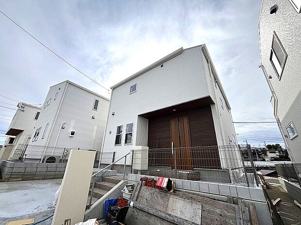 【ブランピュール中山3期 2025年1月27日撮影】お子様の宿題の場や、ご夫婦のお仕事場、趣味の空間として活用もでるテレワークスペース、大きな玄関など、たっぷりの収納がうれしいプランです。