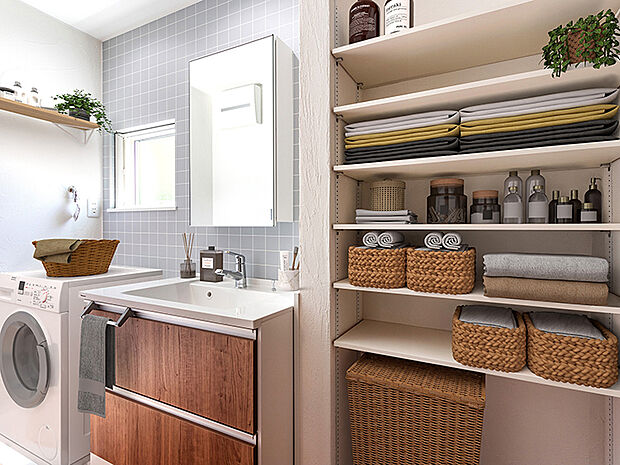 【ランドリーラック 施工例】洗面室には物の大きさに合わせて高さが調節できる可動棚を設置。タオルやボディーソープのストック、着替えなど家族の日用品がきれいにしまえ、使うときもさっと取れるので大変便利です。