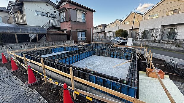 【ブランピュール柿生 全1棟 2025.12.26撮影】建物完成:2026年7月下旬予定。 設備:東京電力・都市ガス・公営水道・本下水。