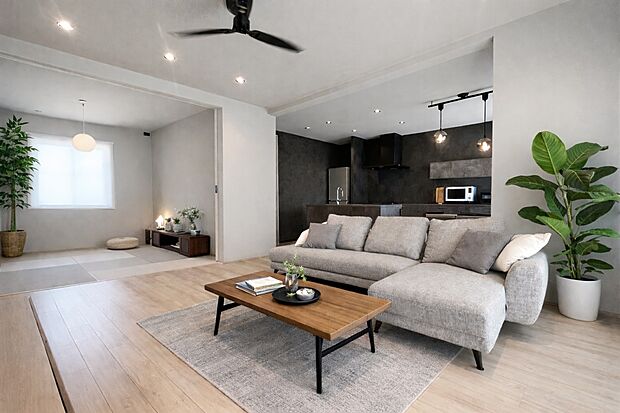 リビング(モデルハウス)一日の始まりも終わりも、このリビングから。自然と家族が集まり、穏やかな時間が流れる空間です。