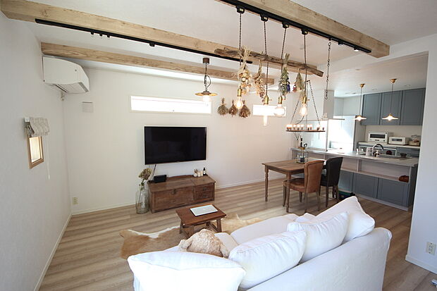 【 内観施工例】梁が木のぬくもりを演出しデザイン性の高いプラン。高い位置に設置した窓から光が差し込み、お部屋全体が明るい空間に。（建物プラン例。建物価格／1540万円 建物面積／92.74m2）