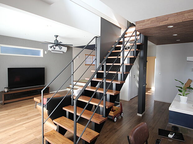 【 内観施工例】リビングにスケルトン階段を設置したプラン。階段があっても圧迫感がないデザインなので、開放的に感じられます。（建物プラン例。建物価格／1540万円 建物面積／92.74m2）