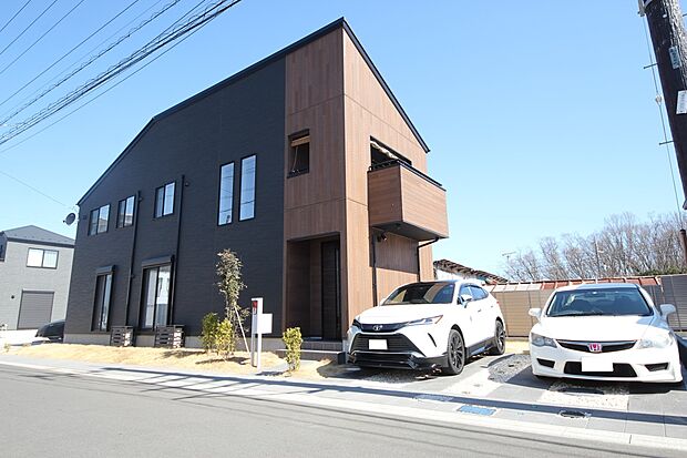 【外観施工例】大きなカースペースがあり車2台止めてもお庭がとれます！２階には広々バルコニー。陽当たりを考えた間取り設計です。（建物プラン例。建物価格／1540万円 建物面積／92.74m2）
