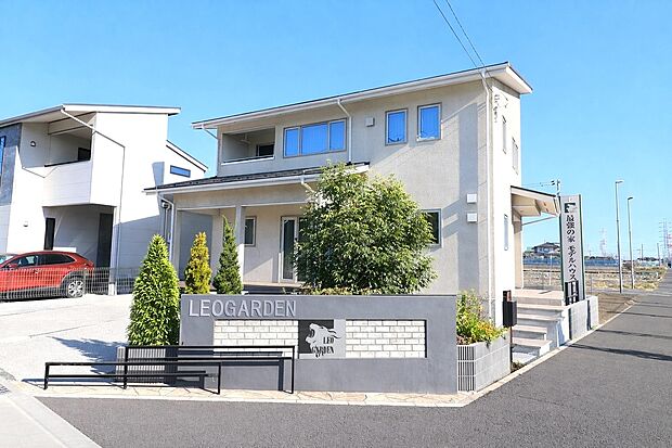 【外観(モデルハウス)】やわらかなアイボリー外壁、バルコニー付きの明るく開放的な住まい。