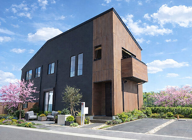 【外観施工例】ブラック外壁と木目のコントラスト、直線美が際立つ洗練モダン邸宅。