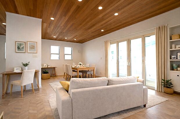 【施工例リビング】大きな窓から光が差し込む明るい空間、家族が集うやさしい暮らしの場