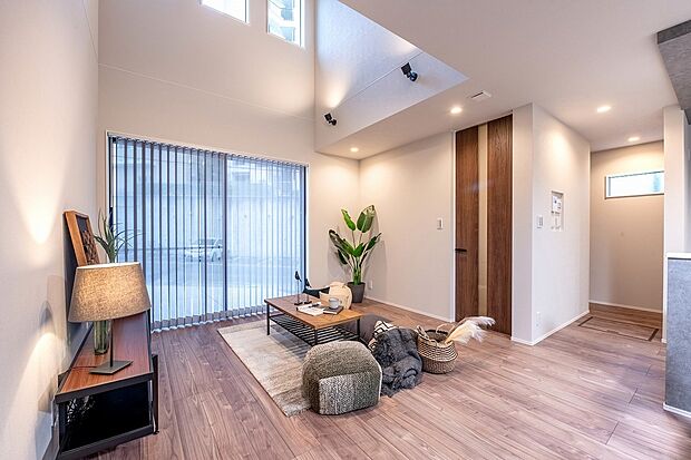 【吹き抜け】窓から明るい光が差し込みます。