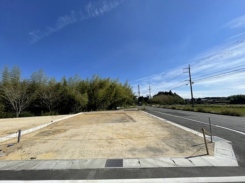 周辺は落ち着いた街並みの住宅地！子育てがしやすい住環境です！まだ未完成ですが、現地でしかわからない事もございます。是非一度ご覧ください。