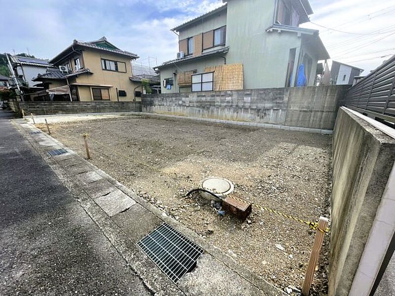 周辺は落ち着いた街並みの住宅地！子育てがしやすい住環境です！まだ未完成ですが、現地でしかわからない事もございます。是非一度ご覧ください。