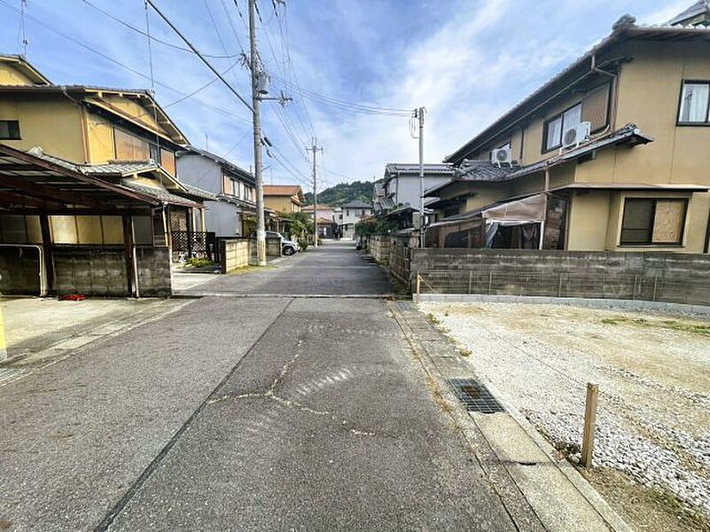 周辺は落ち着いた街並みの住宅地！子育てがしやすい住環境です！まだ未完成ですが、現地でしかわからない事もございます。是非一度ご覧ください。