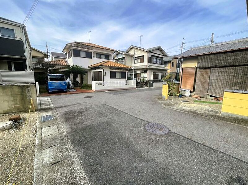 周辺は落ち着いた街並みの住宅地！子育てがしやすい住環境です！まだ未完成ですが、現地でしかわからない事もございます。是非一度ご覧ください。