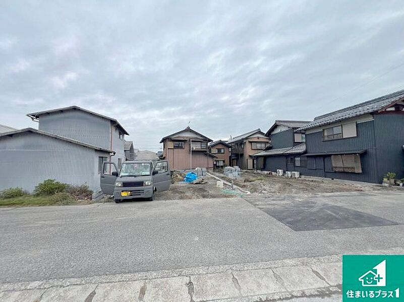 周辺は落ち着いた街並みの住宅地！子育てがしやすい住環境です！まだ未完成ですが、現地でしかわからない事もございます。是非一度ご覧ください。