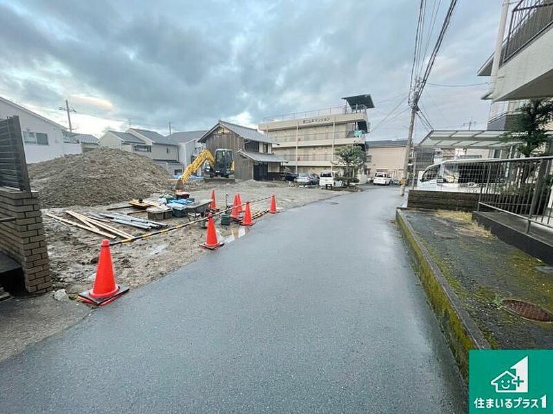 周辺は落ち着いた街並みの住宅地！子育てがしやすい住環境です！まだ未完成ですが、現地でしかわからない事もございます。是非一度ご覧ください。