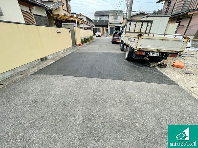 周辺は落ち着いた街並みの住宅地！子育てがしやすい住環境です！まだ未完成ですが、現地でしかわからない事もございます。是非一度ご覧ください。