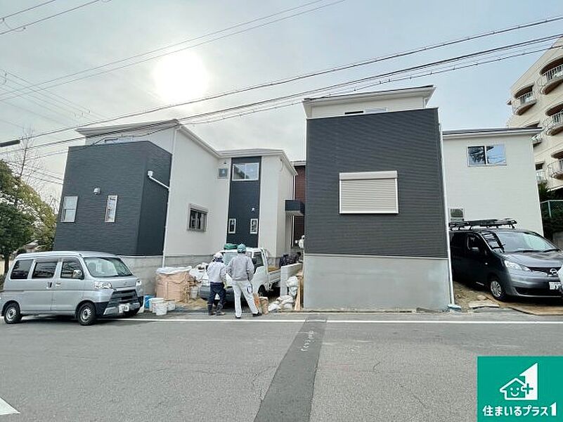 周辺は落ち着いた街並みの住宅地！子育てがしやすい住環境です！まだ未完成ですが、現地でしかわからない事もございます。是非一度ご覧ください。