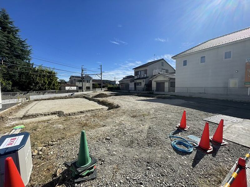 周辺は落ち着いた街並みの住宅地！子育てがしやすい住環境です！まだ未完成ですが、現地でしかわからない事もございます。是非一度ご覧ください。